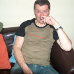 ... übrigens im neuen offiziellen Rote-Kapelle-T-Shirt! Nochmals Herzlichen Dank für diesen prachtvollen Ausrüstungsgegenstand!